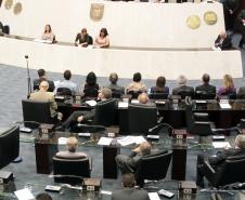 O Paraná arrecadou R$ 18,17 bilhões entre janeiro e agosto deste ano, o que representou aumento de 13,2% sobre os R$ 16,05 bilhões de receita contabilizada pelo Fisco em igual período de 2001. Os números foram apresentados no final da manhã desta quarta-feira (19), na Assembleia Legislativa do Paraná, pelo secretário de Estado da Fazenda, Luiz Carlos Hauly, que afirmou aos deputados que o Orçamento de 2012 será cumprido. “Está tudo sob controle”, assegurou.
