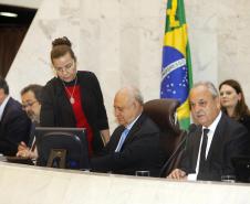 Os investimentos feitos pelo Governo do Paraná no primeiro quadrimestre de 2018 tiveram crescimento de 60% na comparação com igual período de 2017. Eles passaram de R$ 572 milhões de janeiro a abril do ano passado para R$ 916 milhões nos mesmos meses do atual exercício. Contando as obras realizadas pelas estatais paranaenses, os investimentos saltaram para R$ 1,95 bilhão no período, o que representa aumento de 38%.