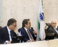 Os investimentos feitos pelo Governo do Paraná no primeiro quadrimestre de 2018 tiveram crescimento de 60% na comparação com igual período de 2017. Eles passaram de R$ 572 milhões de janeiro a abril do ano passado para R$ 916 milhões nos mesmos meses do atual exercício. Contando as obras realizadas pelas estatais paranaenses, os investimentos saltaram para R$ 1,95 bilhão no período, o que representa aumento de 38%.