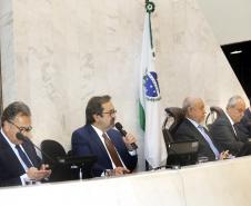 Os investimentos feitos pelo Governo do Paraná no primeiro quadrimestre de 2018 tiveram crescimento de 60% na comparação com igual período de 2017. Eles passaram de R$ 572 milhões de janeiro a abril do ano passado para R$ 916 milhões nos mesmos meses do atual exercício. Contando as obras realizadas pelas estatais paranaenses, os investimentos saltaram para R$ 1,95 bilhão no período, o que representa aumento de 38%.