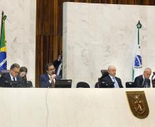 Os investimentos feitos pelo Governo do Paraná no primeiro quadrimestre de 2018 tiveram crescimento de 60% na comparação com igual período de 2017. Eles passaram de R$ 572 milhões de janeiro a abril do ano passado para R$ 916 milhões nos mesmos meses do atual exercício. Contando as obras realizadas pelas estatais paranaenses, os investimentos saltaram para R$ 1,95 bilhão no período, o que representa aumento de 38%.