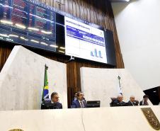 Os investimentos feitos pelo Governo do Paraná no primeiro quadrimestre de 2018 tiveram crescimento de 60% na comparação com igual período de 2017. Eles passaram de R$ 572 milhões de janeiro a abril do ano passado para R$ 916 milhões nos mesmos meses do atual exercício. Contando as obras realizadas pelas estatais paranaenses, os investimentos saltaram para R$ 1,95 bilhão no período, o que representa aumento de 38%.