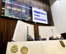 Os investimentos feitos pelo Governo do Paraná no primeiro quadrimestre de 2018 tiveram crescimento de 60% na comparação com igual período de 2017. Eles passaram de R$ 572 milhões de janeiro a abril do ano passado para R$ 916 milhões nos mesmos meses do atual exercício. Contando as obras realizadas pelas estatais paranaenses, os investimentos saltaram para R$ 1,95 bilhão no período, o que representa aumento de 38%.