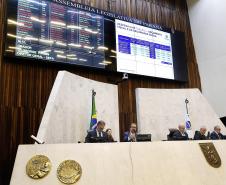 Os investimentos feitos pelo Governo do Paraná no primeiro quadrimestre de 2018 tiveram crescimento de 60% na comparação com igual período de 2017. Eles passaram de R$ 572 milhões de janeiro a abril do ano passado para R$ 916 milhões nos mesmos meses do atual exercício. Contando as obras realizadas pelas estatais paranaenses, os investimentos saltaram para R$ 1,95 bilhão no período, o que representa aumento de 38%.