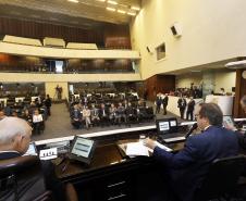 Os investimentos feitos pelo Governo do Paraná no primeiro quadrimestre de 2018 tiveram crescimento de 60% na comparação com igual período de 2017. Eles passaram de R$ 572 milhões de janeiro a abril do ano passado para R$ 916 milhões nos mesmos meses do atual exercício. Contando as obras realizadas pelas estatais paranaenses, os investimentos saltaram para R$ 1,95 bilhão no período, o que representa aumento de 38%.