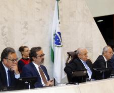 Os investimentos feitos pelo Governo do Paraná no primeiro quadrimestre de 2018 tiveram crescimento de 60% na comparação com igual período de 2017. Eles passaram de R$ 572 milhões de janeiro a abril do ano passado para R$ 916 milhões nos mesmos meses do atual exercício. Contando as obras realizadas pelas estatais paranaenses, os investimentos saltaram para R$ 1,95 bilhão no período, o que representa aumento de 38%.