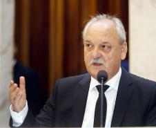 Os investimentos feitos pelo Governo do Paraná no primeiro quadrimestre de 2018 tiveram crescimento de 60% na comparação com igual período de 2017. Eles passaram de R$ 572 milhões de janeiro a abril do ano passado para R$ 916 milhões nos mesmos meses do atual exercício. Contando as obras realizadas pelas estatais paranaenses, os investimentos saltaram para R$ 1,95 bilhão no período, o que representa aumento de 38%.