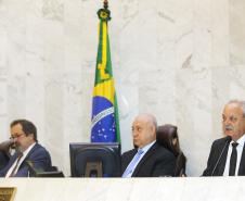 Os investimentos feitos pelo Governo do Paraná no primeiro quadrimestre de 2018 tiveram crescimento de 60% na comparação com igual período de 2017. Eles passaram de R$ 572 milhões de janeiro a abril do ano passado para R$ 916 milhões nos mesmos meses do atual exercício. Contando as obras realizadas pelas estatais paranaenses, os investimentos saltaram para R$ 1,95 bilhão no período, o que representa aumento de 38%.