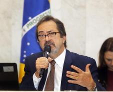 Os investimentos feitos pelo Governo do Paraná no primeiro quadrimestre de 2018 tiveram crescimento de 60% na comparação com igual período de 2017. Eles passaram de R$ 572 milhões de janeiro a abril do ano passado para R$ 916 milhões nos mesmos meses do atual exercício. Contando as obras realizadas pelas estatais paranaenses, os investimentos saltaram para R$ 1,95 bilhão no período, o que representa aumento de 38%.
