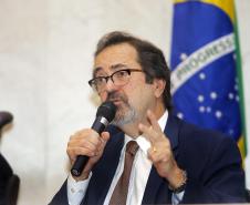 Os investimentos feitos pelo Governo do Paraná no primeiro quadrimestre de 2018 tiveram crescimento de 60% na comparação com igual período de 2017. Eles passaram de R$ 572 milhões de janeiro a abril do ano passado para R$ 916 milhões nos mesmos meses do atual exercício. Contando as obras realizadas pelas estatais paranaenses, os investimentos saltaram para R$ 1,95 bilhão no período, o que representa aumento de 38%.