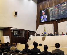 Os investimentos feitos pelo Governo do Paraná no primeiro quadrimestre de 2018 tiveram crescimento de 60% na comparação com igual período de 2017. Eles passaram de R$ 572 milhões de janeiro a abril do ano passado para R$ 916 milhões nos mesmos meses do atual exercício. Contando as obras realizadas pelas estatais paranaenses, os investimentos saltaram para R$ 1,95 bilhão no período, o que representa aumento de 38%.