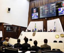 Os investimentos feitos pelo Governo do Paraná no primeiro quadrimestre de 2018 tiveram crescimento de 60% na comparação com igual período de 2017. Eles passaram de R$ 572 milhões de janeiro a abril do ano passado para R$ 916 milhões nos mesmos meses do atual exercício. Contando as obras realizadas pelas estatais paranaenses, os investimentos saltaram para R$ 1,95 bilhão no período, o que representa aumento de 38%.