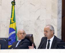 Os investimentos feitos pelo Governo do Paraná no primeiro quadrimestre de 2018 tiveram crescimento de 60% na comparação com igual período de 2017. Eles passaram de R$ 572 milhões de janeiro a abril do ano passado para R$ 916 milhões nos mesmos meses do atual exercício. Contando as obras realizadas pelas estatais paranaenses, os investimentos saltaram para R$ 1,95 bilhão no período, o que representa aumento de 38%.
