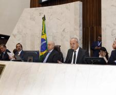 Os investimentos feitos pelo Governo do Paraná no primeiro quadrimestre de 2018 tiveram crescimento de 60% na comparação com igual período de 2017. Eles passaram de R$ 572 milhões de janeiro a abril do ano passado para R$ 916 milhões nos mesmos meses do atual exercício. Contando as obras realizadas pelas estatais paranaenses, os investimentos saltaram para R$ 1,95 bilhão no período, o que representa aumento de 38%.
