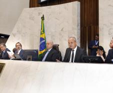 Os investimentos feitos pelo Governo do Paraná no primeiro quadrimestre de 2018 tiveram crescimento de 60% na comparação com igual período de 2017. Eles passaram de R$ 572 milhões de janeiro a abril do ano passado para R$ 916 milhões nos mesmos meses do atual exercício. Contando as obras realizadas pelas estatais paranaenses, os investimentos saltaram para R$ 1,95 bilhão no período, o que representa aumento de 38%.