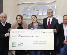 A governadora Cida Borghetti entregou os três maiores prêmios do 31º sorteio do Programa Nota Paraná em solenidade realizada nesta sexta-feira (15). A empresária e estudante de direito Karina Silveira Marsola, que ganhou R$ 200 mil, e o promotor de Justiça Nivaldo Bazoti, contemplado com R$ 120 mil, são de Maringá. Por isso, o evento de premiação foi na Associação Comercial e Empresarial de Maringá (Acim).