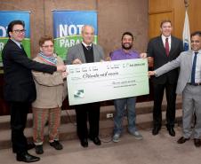 Os ganhadores dos prêmios de R$ 200 mil, R$ 120 mil e R$ 80 mil recebem os cheques na 33ª premiação do programa Nota Paraná, que neste mês de agosto completa três anos de criação. Por ser o sorteio especial dos pais, o valor das premiações foi multiplicado por quatro. Curitiba,16/08/2018 Foto:Jaelson Lucas / ANPr