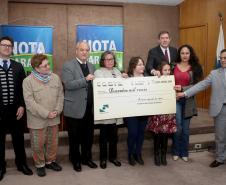 Os ganhadores dos prêmios de R$ 200 mil, R$ 120 mil e R$ 80 mil recebem os cheques na 33ª premiação do programa Nota Paraná, que neste mês de agosto completa três anos de criação. Por ser o sorteio especial dos pais, o valor das premiações foi multiplicado por quatro. Curitiba,16/08/2018 Foto:Jaelson Lucas / ANPr