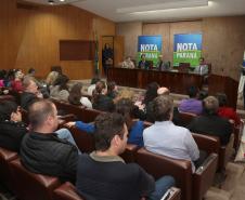 Os ganhadores dos prêmios de R$ 200 mil, R$ 120 mil e R$ 80 mil recebem os cheques na 33ª premiação do programa Nota Paraná, que neste mês de agosto completa três anos de criação. Por ser o sorteio especial dos pais, o valor das premiações foi multiplicado por quatro. Curitiba,16/08/2018 Foto:Jaelson Lucas / ANPr