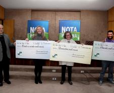 Os ganhadores dos prêmios de R$ 200 mil, R$ 120 mil e R$ 80 mil recebem os cheques na 33ª premiação do programa Nota Paraná, que neste mês de agosto completa três anos de criação. Por ser o sorteio especial dos pais, o valor das premiações foi multiplicado por quatro. Curitiba,16/08/2018 Foto:Jaelson Lucas / ANPr