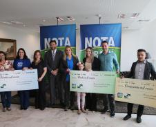 A governadora Cida Borghetti entregou nesta terça-feira (27), no Palácio Iguaçu, os principais prêmios do 36º sorteio do Programa Nota Paraná, coordenado pela Secretaria de Estado da Fazenda. Um vendedor de Ponta Grossa, uma instituição de assistência social de Curitiba e uma professora, também da Capital, foram os vencedores dos prêmios de R$ 50 mil, R$ 30 mil e R$ 20 mil.   -  Curitiba, 27/11/2018  -  Foto: Orlando Kissner/ANPr