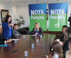 A governadora Cida Borghetti entregou nesta terça-feira (27), no Palácio Iguaçu, os principais prêmios do 36º sorteio do Programa Nota Paraná, coordenado pela Secretaria de Estado da Fazenda. Um vendedor de Ponta Grossa, uma instituição de assistência social de Curitiba e uma professora, também da Capital, foram os vencedores dos prêmios de R$ 50 mil, R$ 30 mil e R$ 20 mil.   -  Curitiba, 27/11/2018  -  Foto: Orlando Kissner/ANPr
