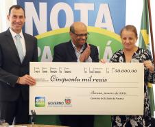 O secretário da Fazenda, Renê Garcia Júnior, entrega  os três principais prêmios do sorteio de janeiro do programa Nota Paraná. Os contemplados receberam R$ 50 mil, R$ 30 mil e R$ 20 mil.  -  Curitiba, 21/01/2018  -  Foto: José Fernando Ogura/ANPr