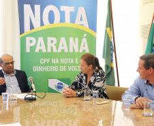 O secretário da Fazenda, Renê Garcia Júnior, entrega  os três principais prêmios do sorteio de janeiro do programa Nota Paraná. Os contemplados receberam R$ 50 mil, R$ 30 mil e R$ 20 mil.  -  Curitiba, 21/01/2018  -  Foto: José Fernando Ogura/ANPr