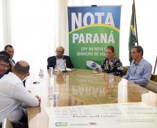 O secretário da Fazenda, Renê Garcia Júnior, entrega  os três principais prêmios do sorteio de janeiro do programa Nota Paraná. Os contemplados receberam R$ 50 mil, R$ 30 mil e R$ 20 mil.  -  Curitiba, 21/01/2018  -  Foto: José Fernando Ogura/ANPr