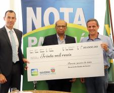 O secretário da Fazenda, Renê Garcia Júnior, entrega  os três principais prêmios do sorteio de janeiro do programa Nota Paraná. Os contemplados receberam R$ 50 mil, R$ 30 mil e R$ 20 mil.  -  Curitiba, 21/01/2018  -  Foto: José Fernando Ogura/ANPr