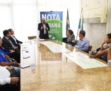 O secretário da Fazenda, Renê Garcia Júnior, entrega  os três principais prêmios do sorteio de janeiro do programa Nota Paraná. Os contemplados receberam R$ 50 mil, R$ 30 mil e R$ 20 mil.  -  Curitiba, 21/01/2018  -  Foto: José Fernando Ogura/ANPr