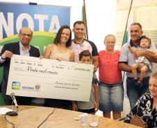 O secretário da Fazenda, Renê Garcia Júnior, entrega  os três principais prêmios do sorteio de janeiro do programa Nota Paraná. Os contemplados receberam R$ 50 mil, R$ 30 mil e R$ 20 mil.  -  Curitiba, 21/01/2018  -  Foto: José Fernando Ogura/ANPr