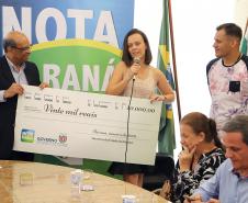 O secretário da Fazenda, Renê Garcia Júnior, entrega  os três principais prêmios do sorteio de janeiro do programa Nota Paraná. Os contemplados receberam R$ 50 mil, R$ 30 mil e R$ 20 mil.  -  Curitiba, 21/01/2018  -  Foto: José Fernando Ogura/ANPr