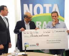 O secretário da Fazenda, Renê Garcia Júnior, entrega  os três principais prêmios do sorteio de janeiro do programa Nota Paraná. Os contemplados receberam R$ 50 mil, R$ 30 mil e R$ 20 mil.  -  Curitiba, 21/01/2018  -  Foto: José Fernando Ogura/ANPr