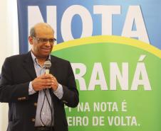 O secretário da Fazenda, Renê Garcia Júnior, entrega  os três principais prêmios do sorteio de janeiro do programa Nota Paraná. Os contemplados receberam R$ 50 mil, R$ 30 mil e R$ 20 mil.  -  Curitiba, 21/01/2018  -  Foto: José Fernando Ogura/ANPr