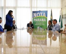 O secretário da Fazenda, Renê Garcia Júnior, entrega  os três principais prêmios do sorteio de janeiro do programa Nota Paraná. Os contemplados receberam R$ 50 mil, R$ 30 mil e R$ 20 mil.  -  Curitiba, 21/01/2018  -  Foto: José Fernando Ogura/ANPr