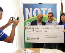 O secretário da Fazenda, Renê Garcia Júnior, entrega  os três principais prêmios do sorteio de janeiro do programa Nota Paraná. Os contemplados receberam R$ 50 mil, R$ 30 mil e R$ 20 mil.  -  Curitiba, 21/01/2018  -  Foto: José Fernando Ogura/ANPr