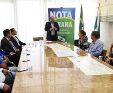 O secretário da Fazenda, Renê Garcia Júnior, entrega  os três principais prêmios do sorteio de janeiro do programa Nota Paraná. Os contemplados receberam R$ 50 mil, R$ 30 mil e R$ 20 mil.  -  Curitiba, 21/01/2018  -  Foto: José Fernando Ogura/ANPr