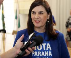 O secretário da Fazenda, Renê Garcia Júnior, entrega  os três principais prêmios do sorteio de janeiro do programa Nota Paraná. Os contemplados receberam R$ 50 mil, R$ 30 mil e R$ 20 mil.  -  Curitiba, 21/01/2018  -  Foto: José Fernando Ogura/ANPr