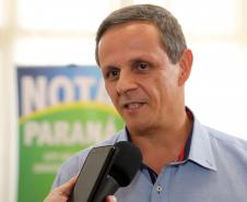 O secretário da Fazenda, Renê Garcia Júnior, entrega  os três principais prêmios do sorteio de janeiro do programa Nota Paraná. Os contemplados receberam R$ 50 mil, R$ 30 mil e R$ 20 mil.  -  Curitiba, 21/01/2018  -  Foto: José Fernando Ogura/ANPr