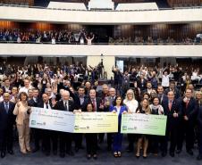 Ganhadores receberam os cheques durante sessão solene promovida pelos deputados paranaenses em reconhecimento ao programa de cidadania fiscal do Estado