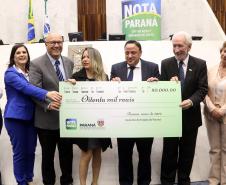 Ganhadores receberam os cheques durante sessão solene promovida pelos deputados paranaenses em reconhecimento ao programa de cidadania fiscal do Estado