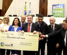Ganhadores receberam os cheques durante sessão solene promovida pelos deputados paranaenses em reconhecimento ao programa de cidadania fiscal do Estado