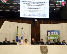 Ganhadores receberam os cheques durante sessão solene promovida pelos deputados paranaenses em reconhecimento ao programa de cidadania fiscal do Estado