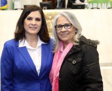 Ganhadores receberam os cheques durante sessão solene promovida pelos deputados paranaenses em reconhecimento ao programa de cidadania fiscal do Estado
