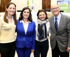 Ganhadores receberam os cheques durante sessão solene promovida pelos deputados paranaenses em reconhecimento ao programa de cidadania fiscal do Estado