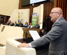 Ganhadores receberam os cheques durante sessão solene promovida pelos deputados paranaenses em reconhecimento ao programa de cidadania fiscal do Estado