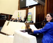 Ganhadores receberam os cheques durante sessão solene promovida pelos deputados paranaenses em reconhecimento ao programa de cidadania fiscal do Estado