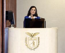 Ganhadores receberam os cheques durante sessão solene promovida pelos deputados paranaenses em reconhecimento ao programa de cidadania fiscal do Estado