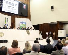 Ganhadores receberam os cheques durante sessão solene promovida pelos deputados paranaenses em reconhecimento ao programa de cidadania fiscal do Estado